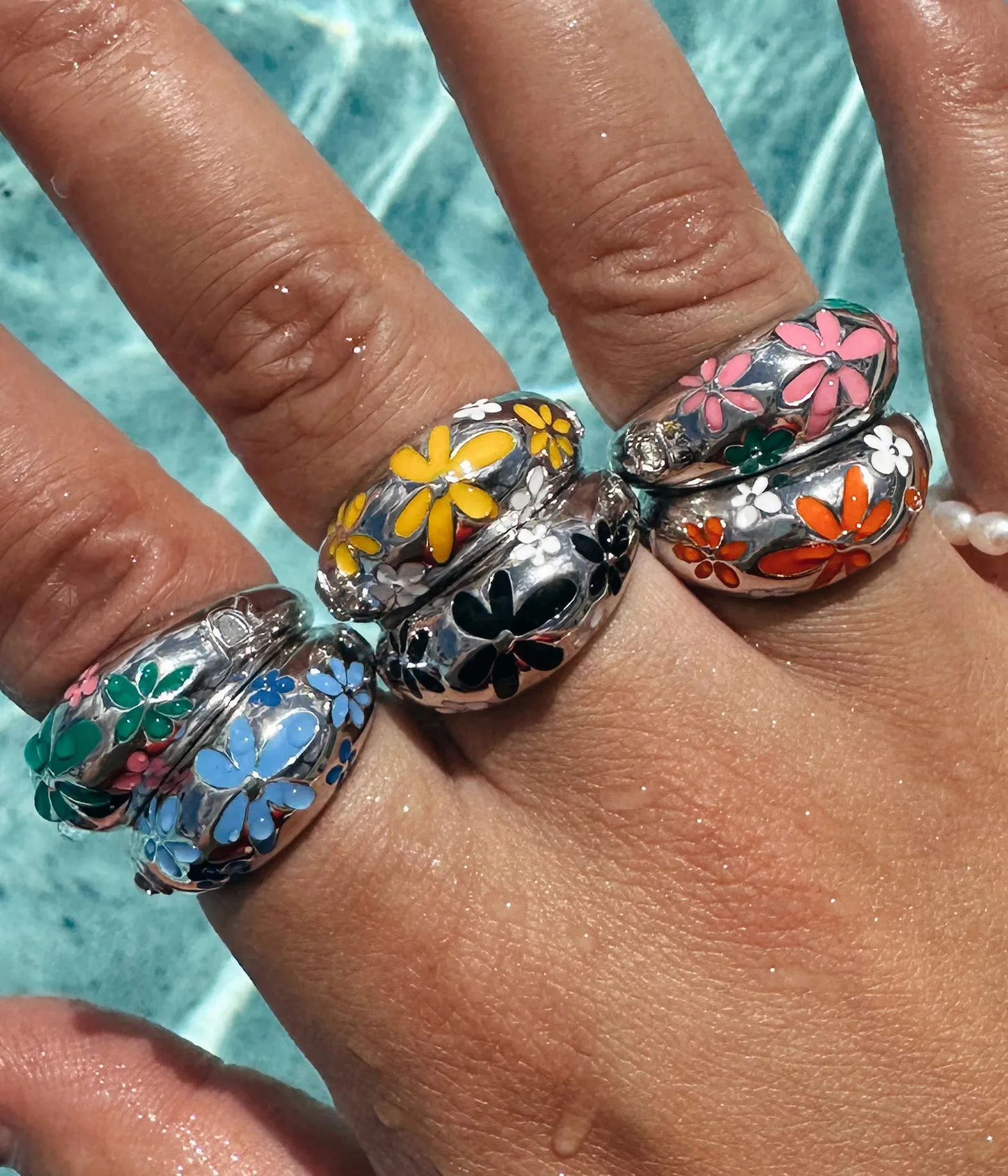 Flower Ring - Black And White