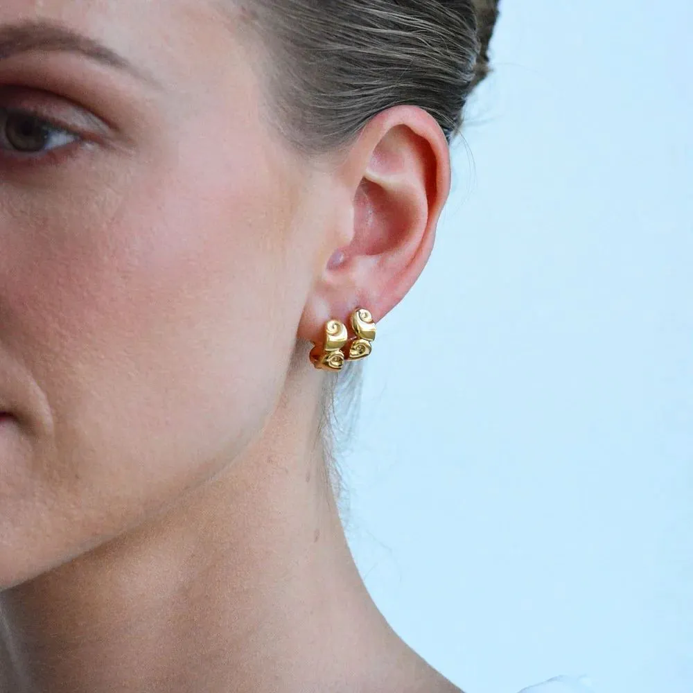 LINDA TAHIJA Nautilus Huggie Earrings - Gold Plated