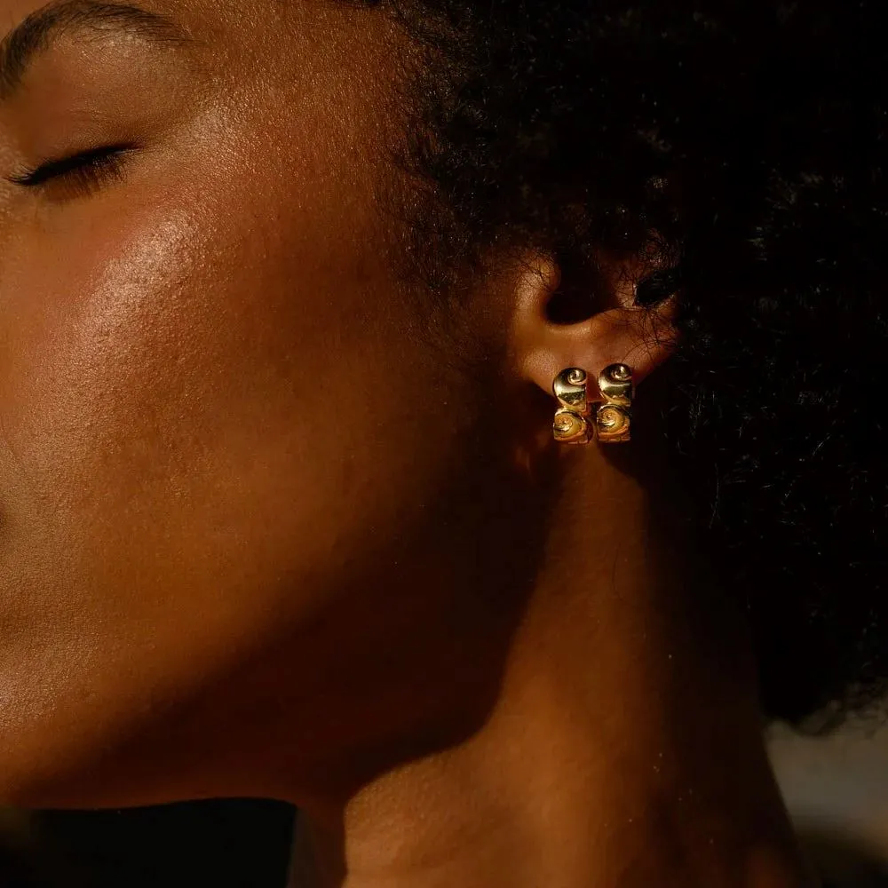 LINDA TAHIJA Nautilus Huggie Earrings - Gold Plated